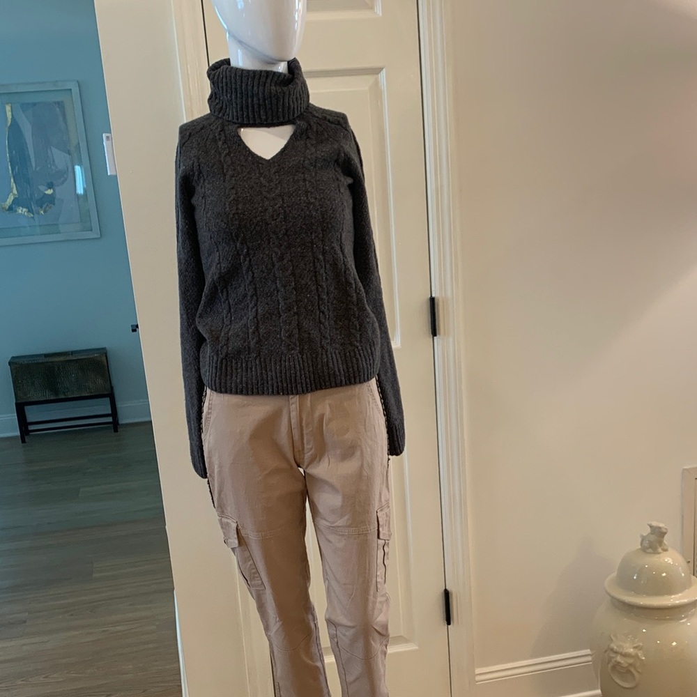Cropped Cargo Linen Pants with beaded detail - Picture 8 of 10